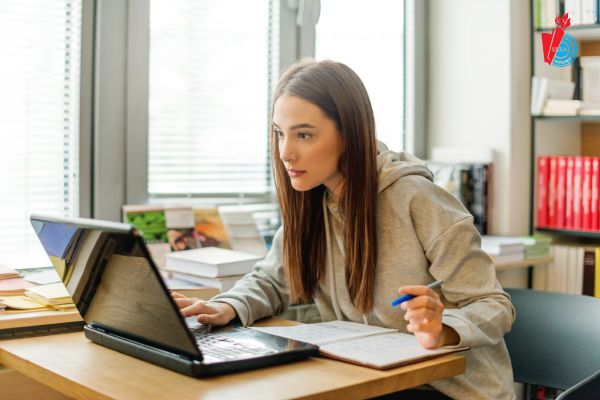Đại học trực tuyến ngành Ngôn ngữ Anh là gì?