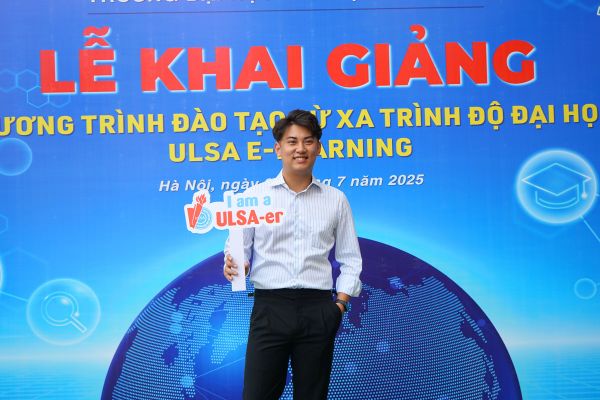 Học viên khối ngôn ngữ Anh chụp hình trước buổi lễ