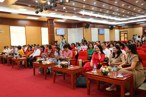 Không khí toàn cảnh trước buổi lễ khai giảng