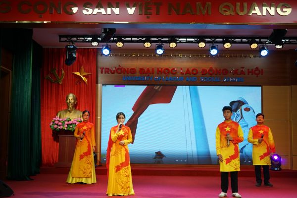 Chương trình văn nghệ trước buổi lễ