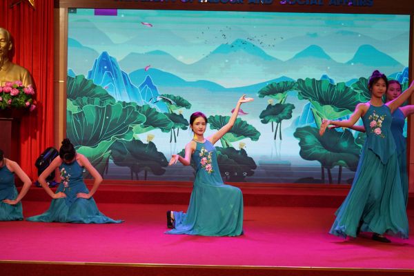 Văn nghệ khai giảng chương trình đào tạo từ xa ULSA