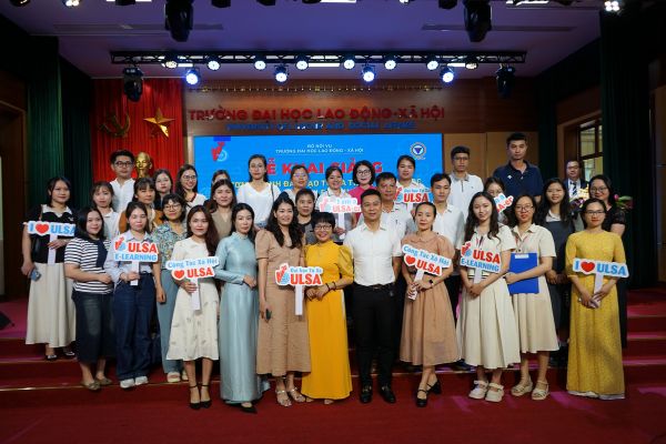 Học viên chụp hình lưu niệm cùng thầy cô