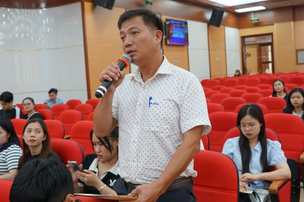 Học viên khoa Luật kinh tế hỏi đáp về chương trình học