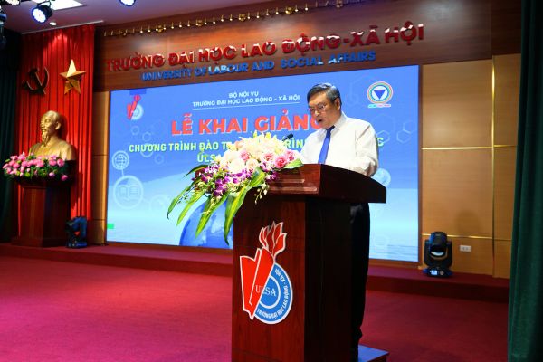 Tiến sĩ Phạm Ngọc Thành - Phó Bí thư đảng ủy, Hiệu trưởng nhà trường phát biểu tại buổi lễ