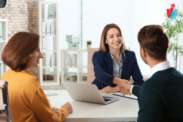 Nhân viên truyền thông đối ngoại