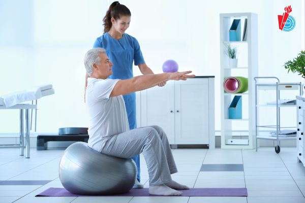 Công tác xã hội cho người cao tuổi trong viện dưỡng lão làm những gì?