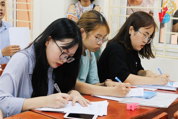 thuan loi kho khan cua nganh luat kinh te