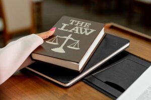 mot so han che cua nganh luat kinh te