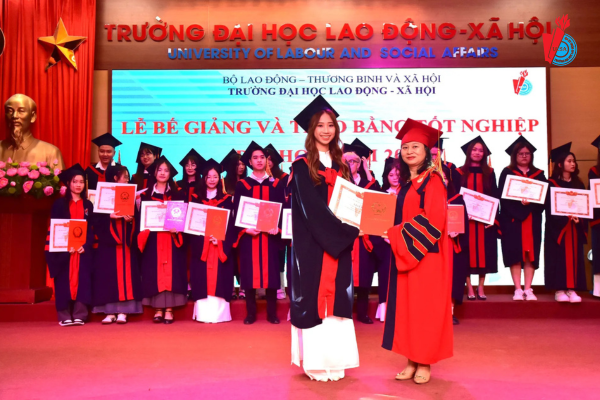 bang-dai-hoc-tu-xa-co-gia-tri-hay-kh